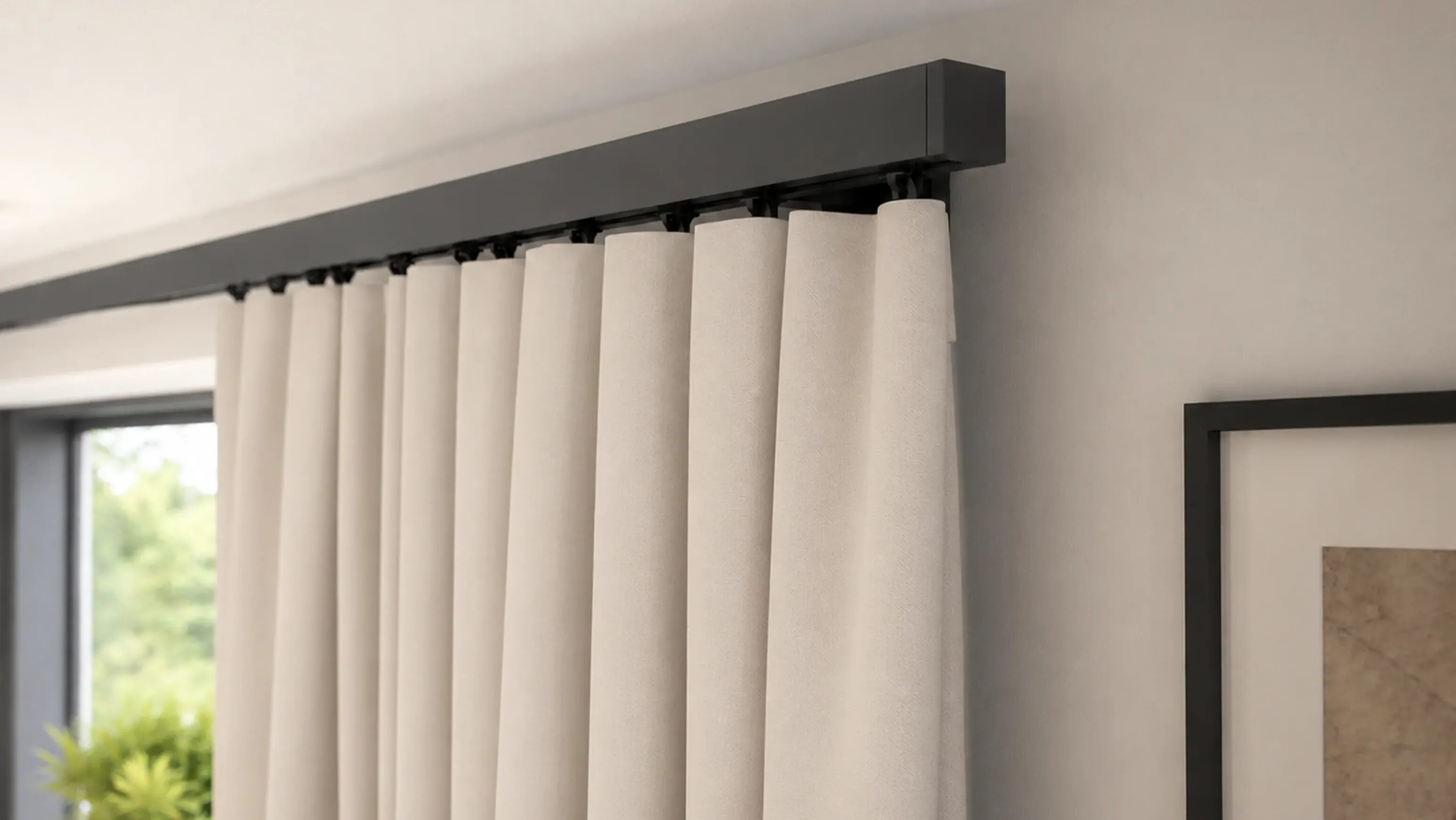 NewShades-Thermovorhang vor einem Fenster im Detail.
