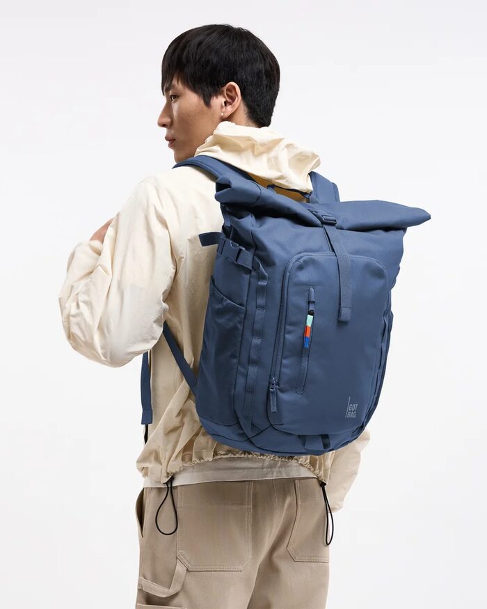 GOT BAG, Person mit dem blauen Rolltop-Rucksack von GOT BAG von hinten