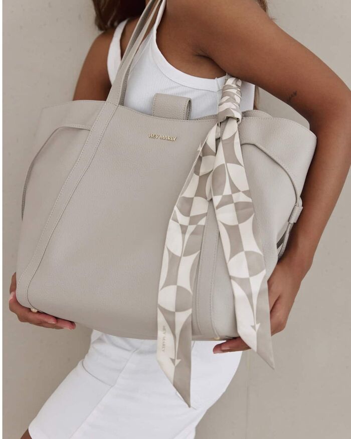 Hey Marly, Helle Shopper-Tasche mit gemustertem Tuch am Griff, am Körper getragen