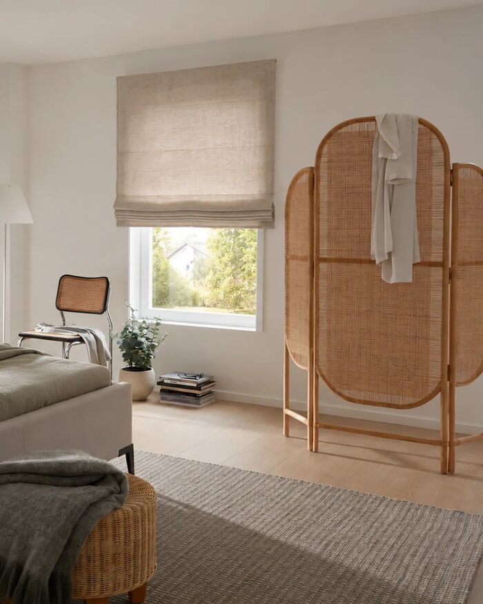 NewShades, Arbeitsplatz am Fenster mit Plissee von NewShades