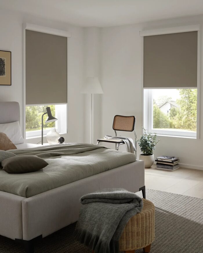 NewShades, Schlafzimmer mit Rollo am Fenster und Bett in Naturtönen