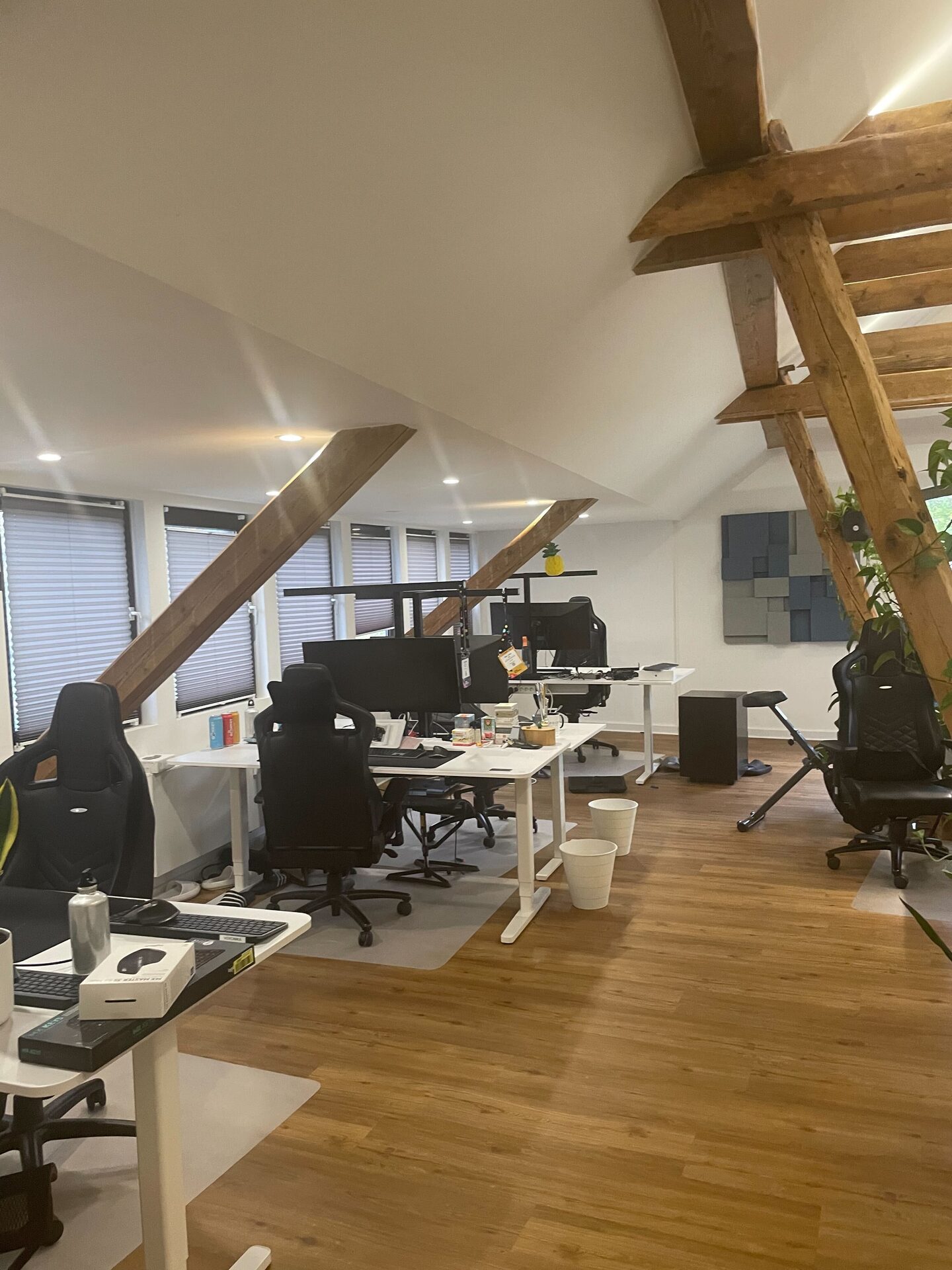 Arbeitsplätze im Dachgeschoss-Büro mit Blick in den Innenhof.