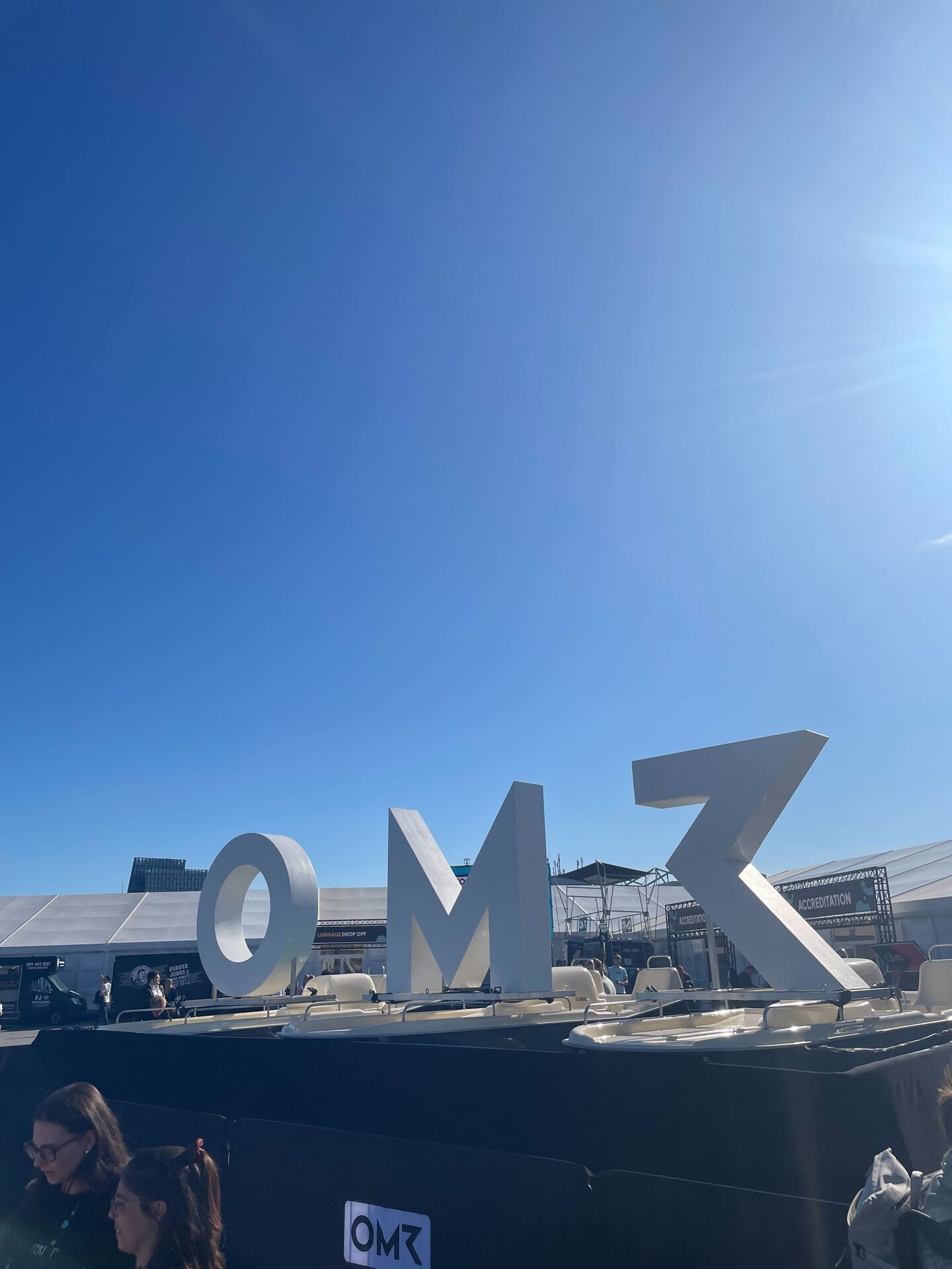 Der OMR-Schriftzug über dem Messegelände in Hamburg.