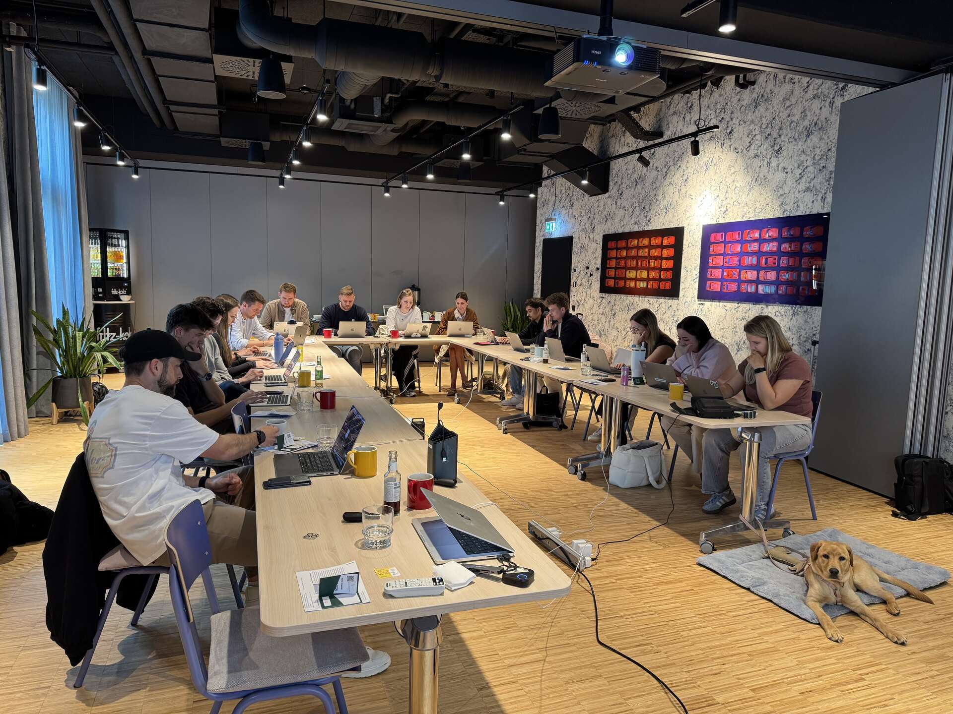 Touchpoint-Team bei einem Workshop mit Laptops und Präsentation.
