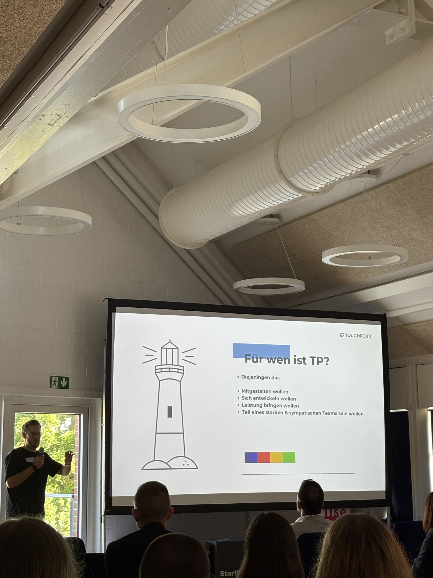 Workshop im Besprechungsraum, auf der Leinwand die Folie „Für wen ist TP?“.