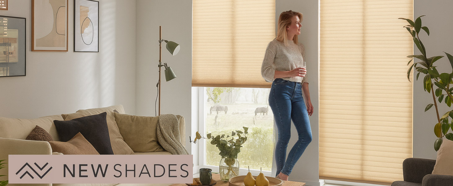 Wohnzimmer mit modernen Plissees von NewShades – stilvolle Fensterdekoration mit Lichtschutz